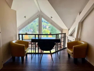 Coin salon dans l'établissement Le Jardin de Rose et Capucine, piscine et jardin avec terrasse