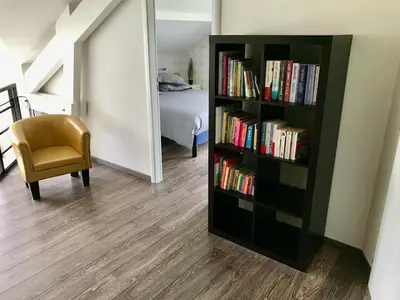 Bibliothèque dans la maison de vacances