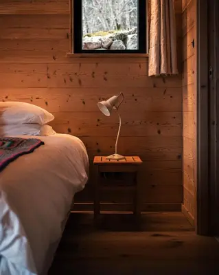 Un ou plusieurs lits dans un hébergement de l'établissement Chalets Hissala, vue lac et sauna