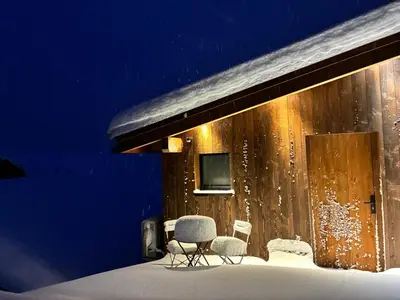 L'établissement Chalets Hissala, vue lac et sauna en hiver