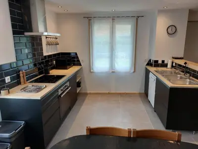 Cuisine ou kitchenette dans l'établissement Maison de ville - Parking privé