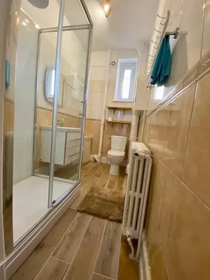 Salle de bains dans l'établissement Les 2 suites de Belfort 184m2 Centre Parkings