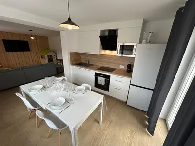 Cuisine ou kitchenette dans l'établissement La Jonquille, Appartement Centre Ville de Gérardmer, linge et ménage inclus