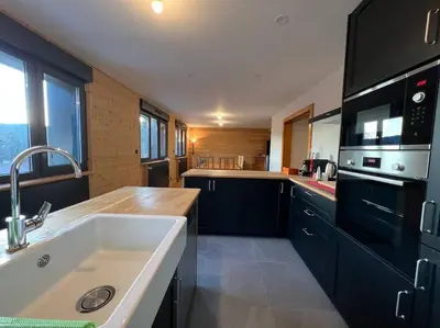 Cuisine ou kitchenette dans l'établissement Superbe Chalet refait à neuf, idéal famille, Sportifs 2 nuits minimum