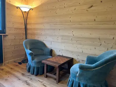 Coin salon dans l'établissement Superbe Chalet refait à neuf, idéal famille, Sportifs 2 nuits minimum