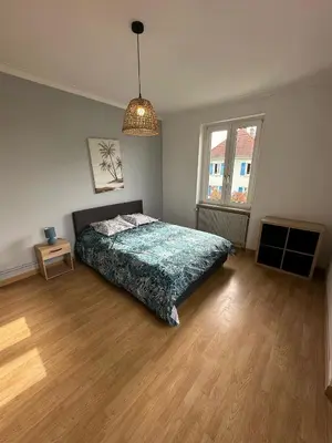 Un ou plusieurs lits dans un hébergement de l'établissement Bel appartement F4 dans une maisons 6 a personnes