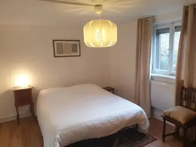 Un ou plusieurs lits dans un hébergement de l'établissement Maison spacieuse à Sainte-Croix-en-Plaine avec jardin