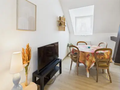 Télévision ou salle de divertissement dans l'établissement Cocon Jaune - Duplex 2e étage prox centre Mulhouse