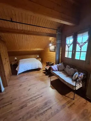 Un ou plusieurs lits dans un hébergement de l'établissement gîte avec spa, sauna et piscine