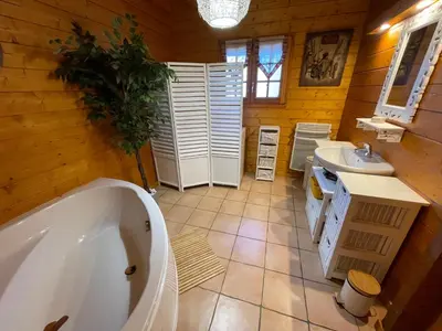 Salle de bains dans l'établissement gîte avec spa, sauna et piscine