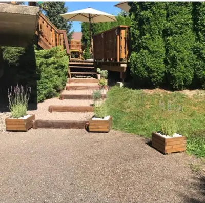 Jardin de l'établissement gîte avec spa, sauna et piscine