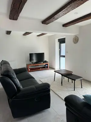 Télévision ou salle de divertissement dans l'établissement House La Belle Escapade