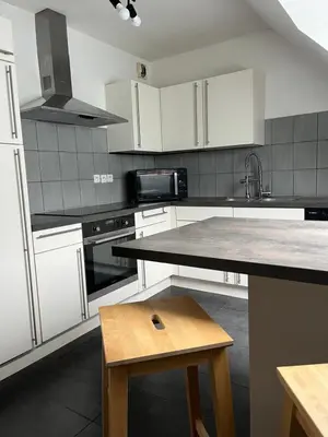 Cuisine ou kitchenette dans l'établissement Alexander Home with parking and terrace