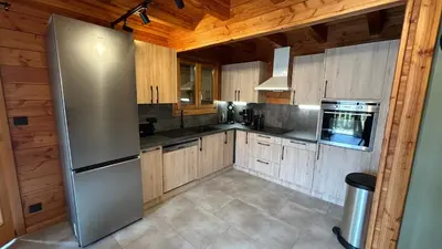 Cuisine ou kitchenette dans l'établissement Chalet Tramontane, gîte tout confort