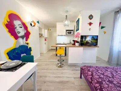 Télévision ou salle de divertissement dans l'établissement Le Pop Art - Studio near Train Station - 2 people