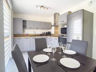 Cuisine ou kitchenette dans l'établissement Parking privé - Accès PMR - Terrasse vue châteaux - 2 lits