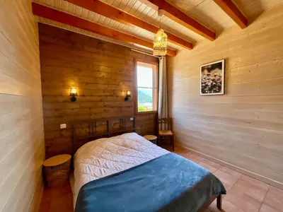 Un ou plusieurs lits dans un hébergement de l'établissement Chalet L'Ecureuil, with terrace & lake view