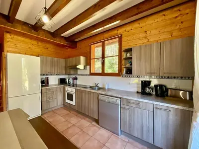 Cuisine ou kitchenette dans l'établissement Chalet L'Ecureuil, with terrace & lake view