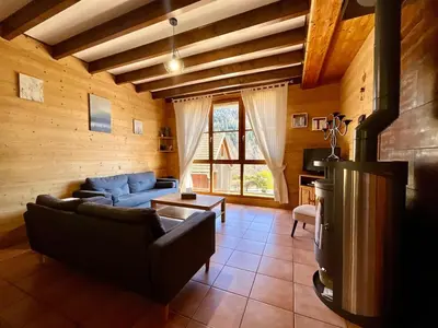 Coin salon dans l'établissement Chalet L'Ecureuil, with terrace & lake view