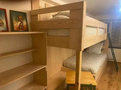 Un ou plusieurs lits superposés dans un hébergement de l'établissement L'atelier des couleurs
