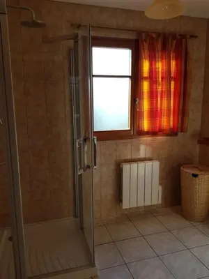 Salle de bains dans l'établissement Chalet Mi'Loup, tout confort, à Plainfaing