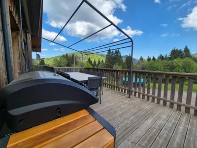 Balcon ou terrasse dans l'établissement Chalet Les Plombes - isolé, Jacuzzi, Piscine