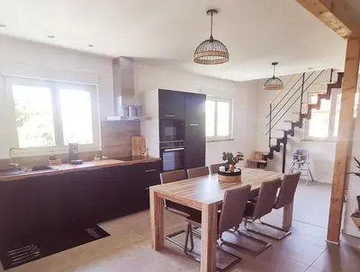 Cuisine ou kitchenette dans l'établissement Gîte des Hirondelles 4 à 5 personnes proche Europapark