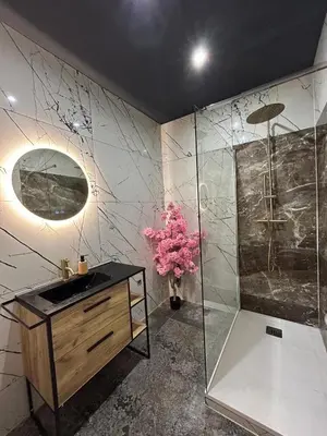 Salle de bains dans l'établissement Le Prestige Spa jacuzzi et sauna traditionnel