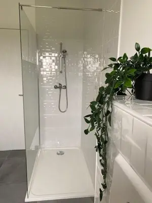 Salle de bains dans l'établissement Appartement avec terrasse, proche des 1000 étangs, chapelle Le Corbusier