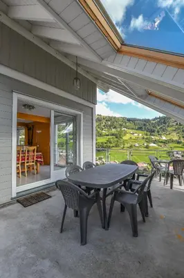 Vue générale sur la montagne ou vue sur la montagne depuis le chalet
