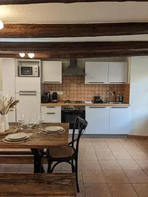 Cuisine ou kitchenette dans l'établissement La Maison des Potiers avec Terrasse et Parking