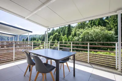 Balcon ou terrasse dans l'établissement Ecrin - White Lake - Terrasse - Local velo et ski