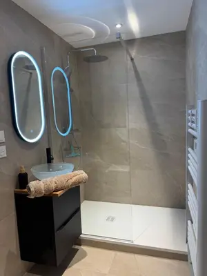 Salle de bains dans l'établissement Le Bleu Marine, grand studio au calme, à 2 pas du lac !