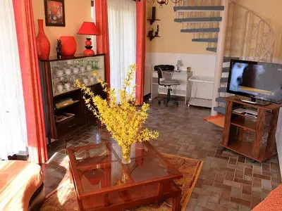 Télévision ou salle de divertissement dans l'établissement Charmant gîte à Riquewihr avec jardin et parking privé - FR-1-744-45
