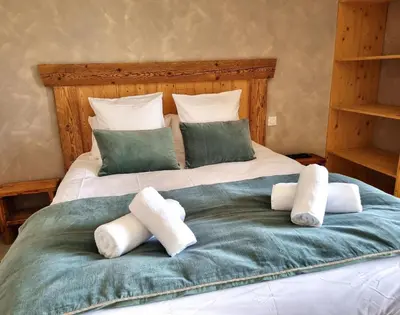 Un ou plusieurs lits dans un hébergement de l'établissement Chalet Terres Neuves, confort et vue sur le lac