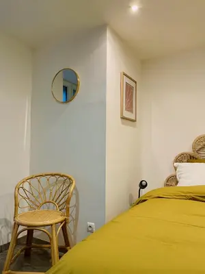 Un ou plusieurs lits dans un hébergement de l'établissement Charmant appartement en rez-de-chaussée