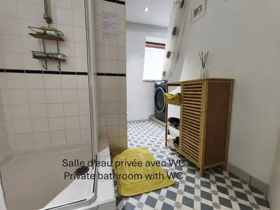 Salle de bains dans l'établissement Chambre chez l'habitant - Centre historique - Salle d'eau et WC privés