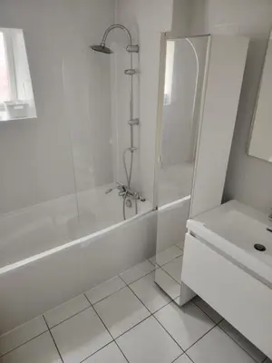 Salle de bains dans l'établissement La Petite Venise, au fil de l'eau