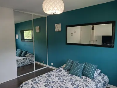 Un ou plusieurs lits dans un hébergement de l'établissement Chambre calme à la limite de Belfort, maison avec jardin proche du stade, du skatepark et de la rivière