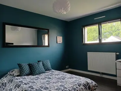 Un ou plusieurs lits dans un hébergement de l'établissement Chambre calme à la limite de Belfort, maison avec jardin proche du stade, du skatepark et de la rivière