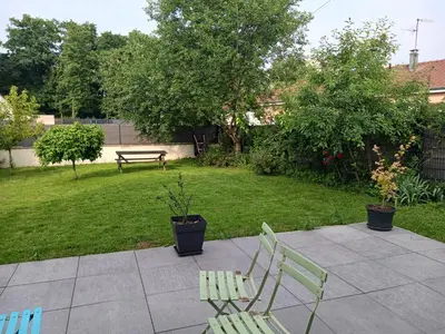 Jardin de l'établissement Chambre calme à la limite de Belfort, maison avec jardin proche du stade, du skatepark et de la rivière