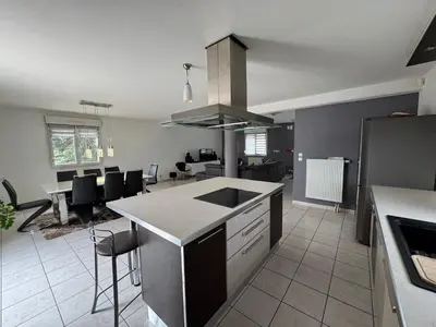 Cuisine ou kitchenette dans l'établissement Superbe F5 terrasse et jardin
