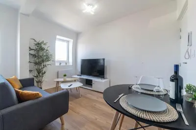 Télévision ou salle de divertissement dans l'établissement Le Sweet Plaisancier - Parking and Wi-Fi Gratuits-