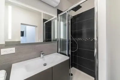 Salle de bains dans l'établissement Le Sweet Plaisancier - Parking and Wi-Fi Gratuits-