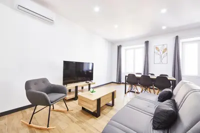 Télévision ou salle de divertissement dans l'établissement TH 101 Appartement F3 spacieux 1 à 5 pers 1er étage