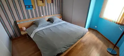 Un ou plusieurs lits dans un hébergement de l'établissement Très jolie maison avec piscine