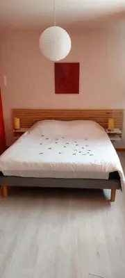Un ou plusieurs lits dans un hébergement de l'établissement Très jolie maison avec piscine