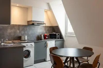 Cuisine ou kitchenette dans l'établissement CityHeart by Max - Prime Spot, Full of Charm
