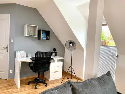 Télévision ou salle de divertissement dans l'établissement Grand T3, 2 chambres, jardin au calme - Gîte du Photographe