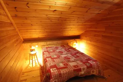Un ou plusieurs lits dans un hébergement de l'établissement Chalet des Brimbelles, séjour au cœur de la nature au cœur de la vallée des lacs